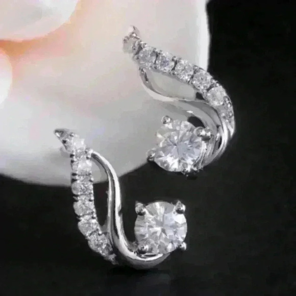 🔥925 Silver Plated Shiny Round CZ Twisted Stud Earrings, GPMB1409 - Picture 1 of 4